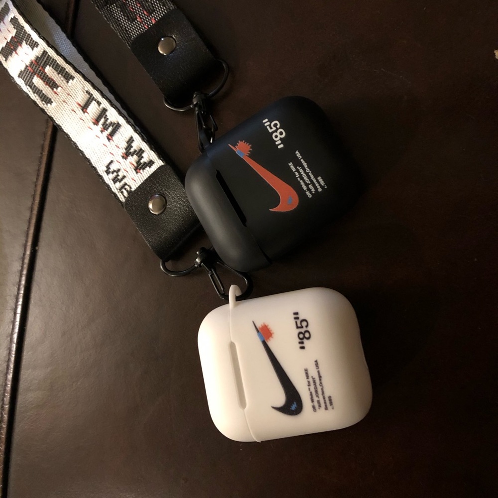 AirPod protective case - Picture 5 of 6